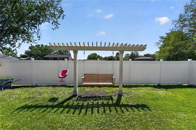 34 Mohawk Dr, Hempfield Twp, PA 15601