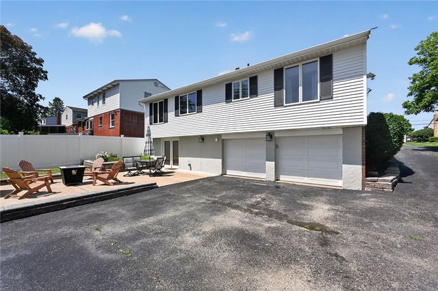 34 Mohawk Dr, Hempfield Twp, PA 15601
