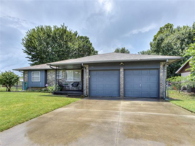 1048 NW 6th Place, Moore, OK 73160