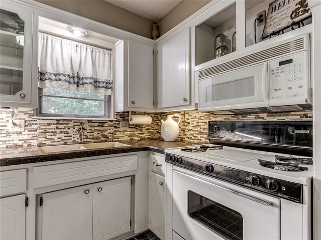 1048 NW 6th Place, Moore, OK 73160