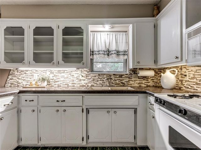 1048 NW 6th Place, Moore, OK 73160