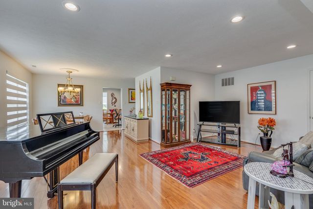 30 RALEIGH DR, Mount Laurel, NJ 08054