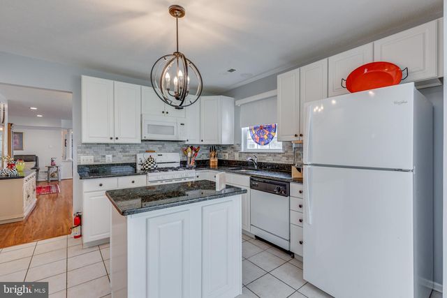 30 RALEIGH DR, Mount Laurel, NJ 08054
