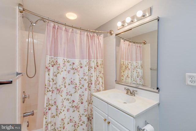 30 RALEIGH DR, Mount Laurel, NJ 08054