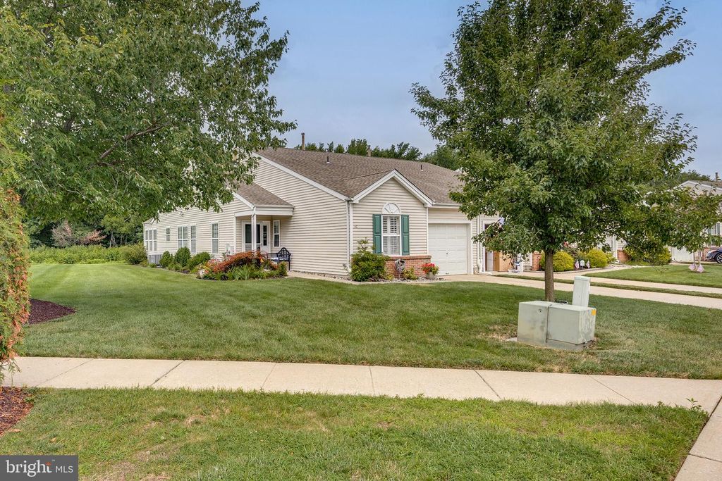 30 RALEIGH DR, Mount Laurel, NJ 08054