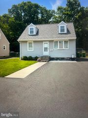 2342 DIXON AVE, Croydon, PA 19021
