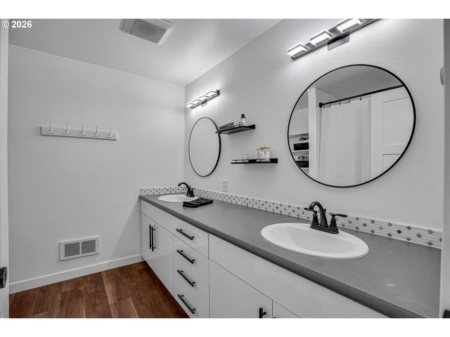 23925 Ne TREEHILL Dr, Wood Village, OR 97060
