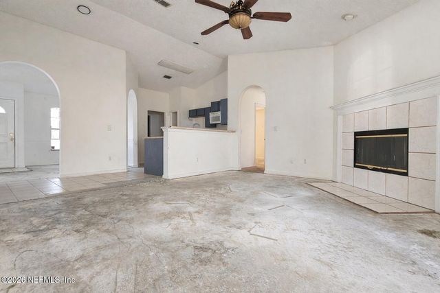 735 CHESTNUT OAK Drive, Jacksonville, FL 32218