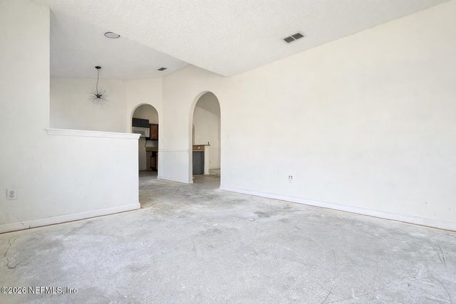 735 CHESTNUT OAK Drive, Jacksonville, FL 32218