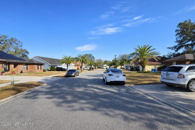 735 CHESTNUT OAK Drive, Jacksonville, FL 32218