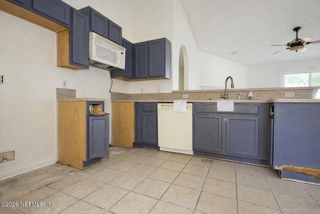 735 CHESTNUT OAK Drive, Jacksonville, FL 32218