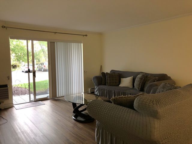 1188 Royal Glen Drive 101W, Glen Ellyn, IL 60137