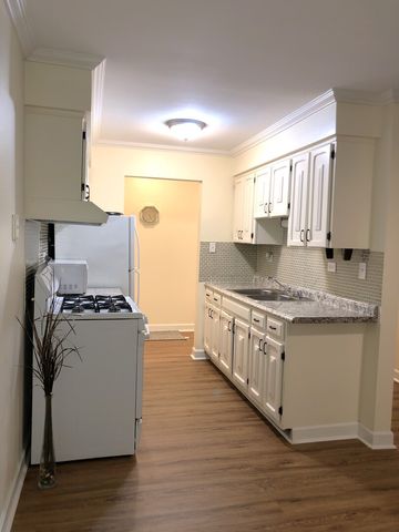 1188 Royal Glen Drive 101W, Glen Ellyn, IL 60137