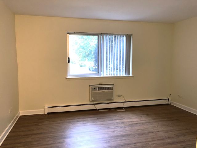 1188 Royal Glen Drive 101W, Glen Ellyn, IL 60137