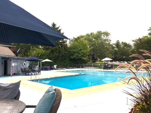 1188 Royal Glen Drive 101W, Glen Ellyn, IL 60137