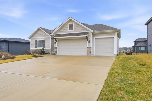 2614 SW Farm Field Road, Lee's Summit, MO 64082