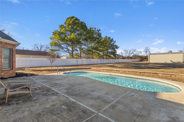 143 Southwood Drive, Burleson, TX 76028