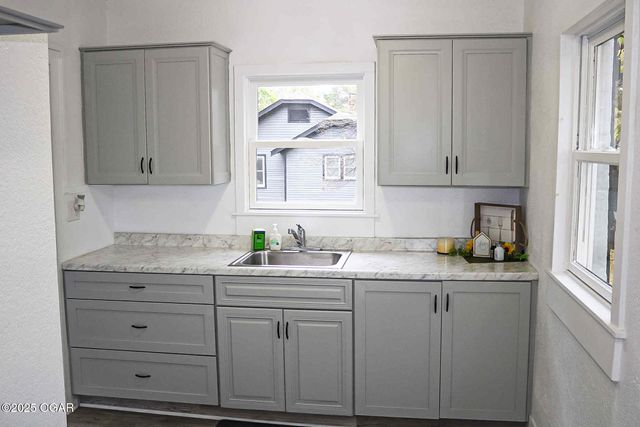 521 Oakridge Drive, Neosho, MO 64850