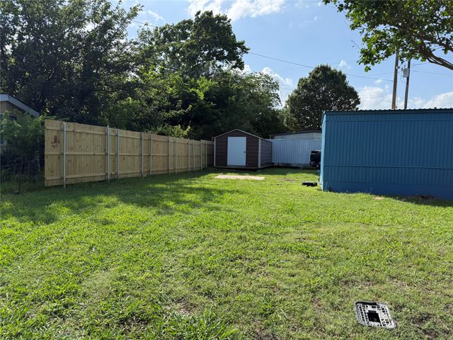 242 Cobb Avenue, Van Alstyne, TX 75495