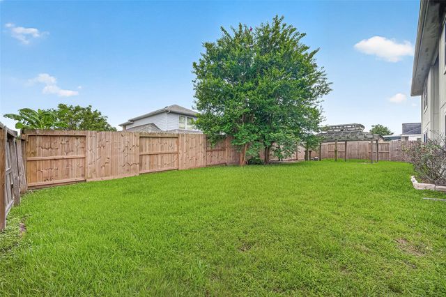 10634 Redwood Drive, Baytown, TX 77523