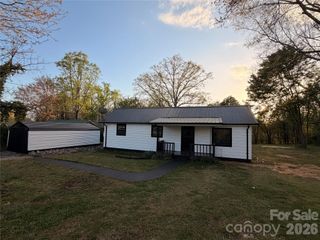 201 Cape Hickory Road, Hickory, NC 28601