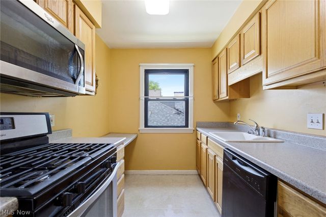 2261 Warren Road, Lakewood, OH 44107