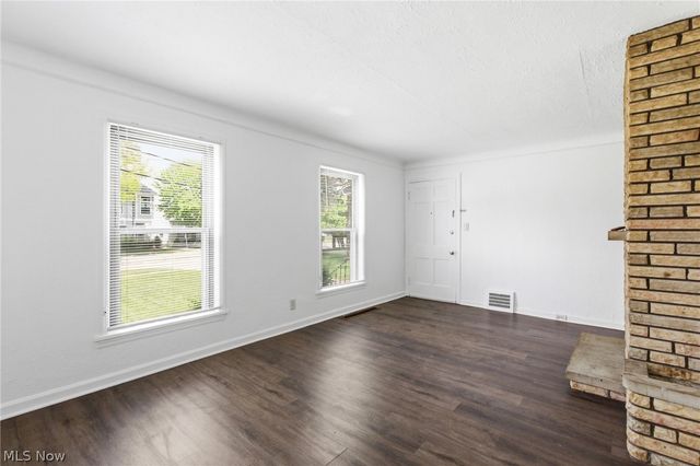 2261 Warren Road, Lakewood, OH 44107