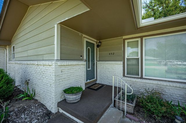 452 S Meadowhaven St, Wichita, KS 67209