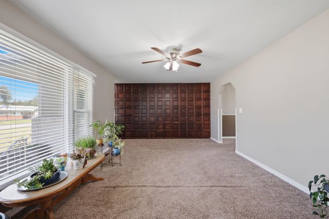 452 S Meadowhaven St, Wichita, KS 67209