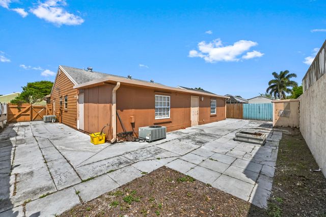 7898 Ridgewood Drive, Lake Worth, FL 33467