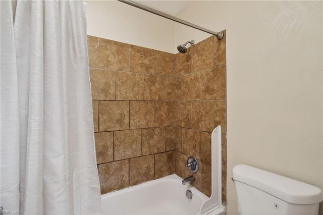 614 Harbour DR N, Chesapeake, VA 23320