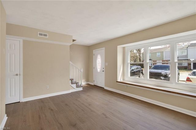 614 Harbour DR N, Chesapeake, VA 23320