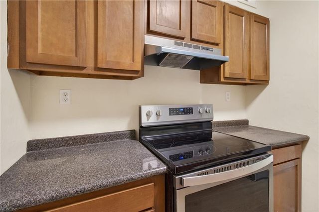 614 Harbour DR N, Chesapeake, VA 23320