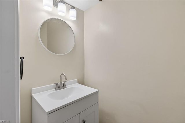 614 Harbour DR N, Chesapeake, VA 23320