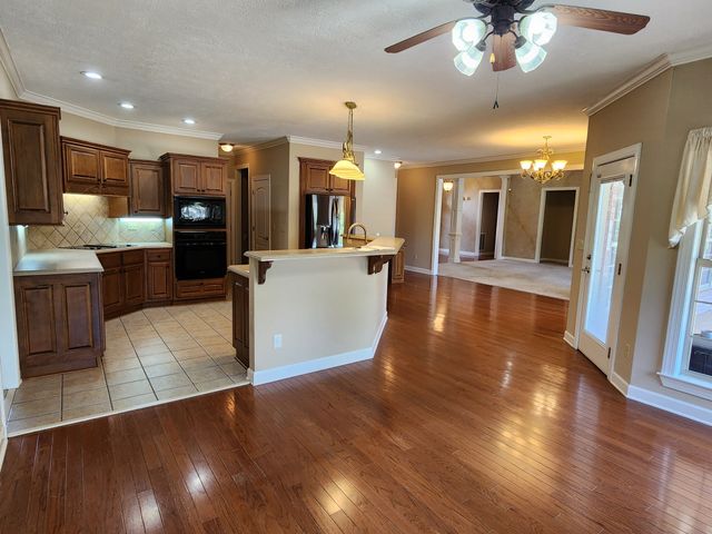 97 Wrights Mill Dr, Jackson, TN 38305