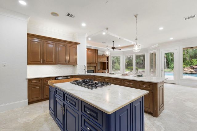 39 W Bracebridge Circle, The Woodlands, TX 77382