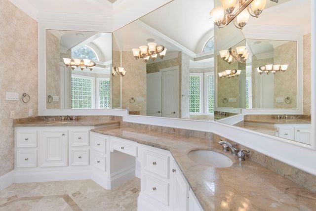 39 W Bracebridge Circle, The Woodlands, TX 77382