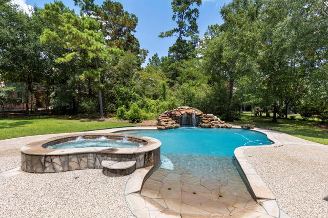 39 W Bracebridge Circle, The Woodlands, TX 77382