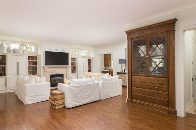 11125 Brookwood Street, Leawood, KS 66211