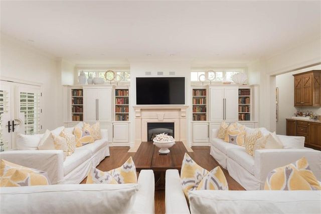 11125 Brookwood Street, Leawood, KS 66211