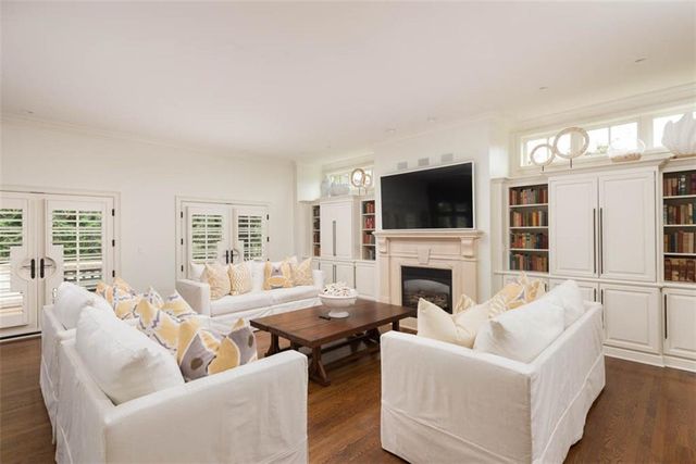 11125 Brookwood Street, Leawood, KS 66211