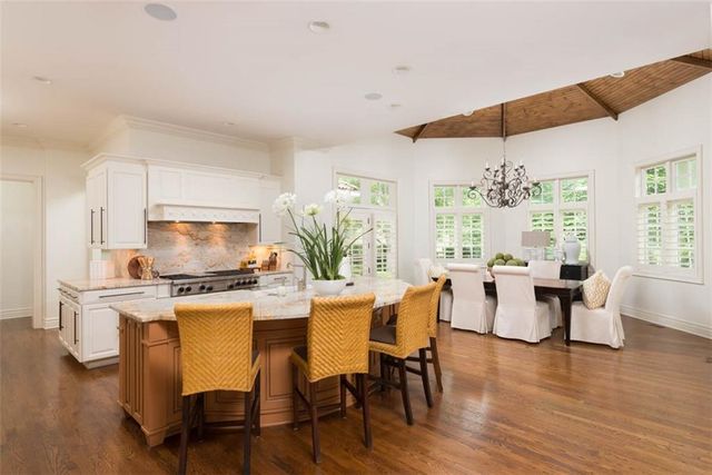 11125 Brookwood Street, Leawood, KS 66211