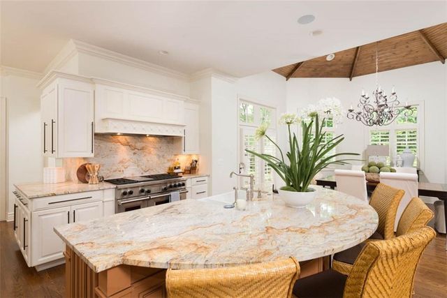 11125 Brookwood Street, Leawood, KS 66211