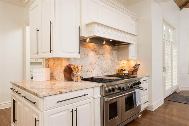 11125 Brookwood Street, Leawood, KS 66211