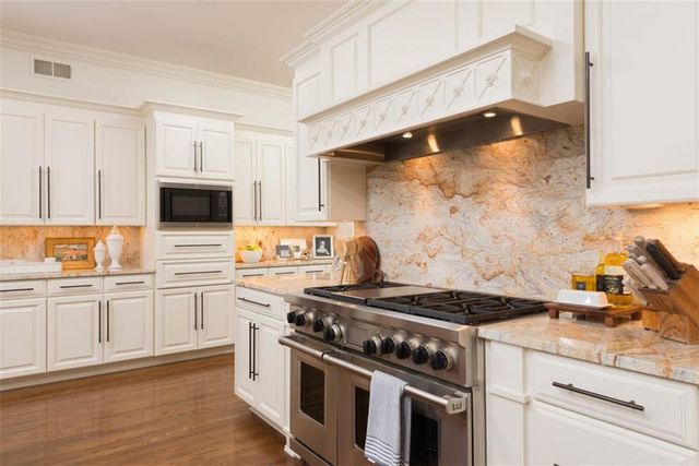 11125 Brookwood Street, Leawood, KS 66211