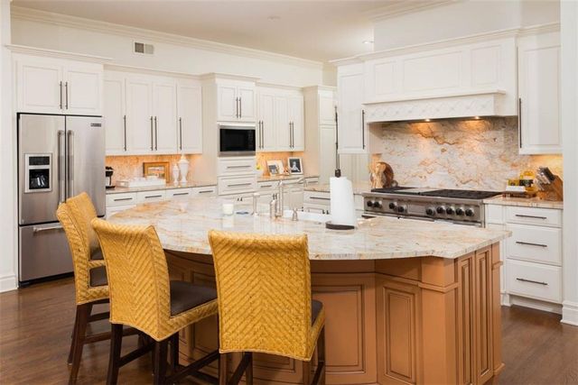11125 Brookwood Street, Leawood, KS 66211