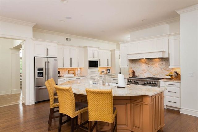 11125 Brookwood Street, Leawood, KS 66211