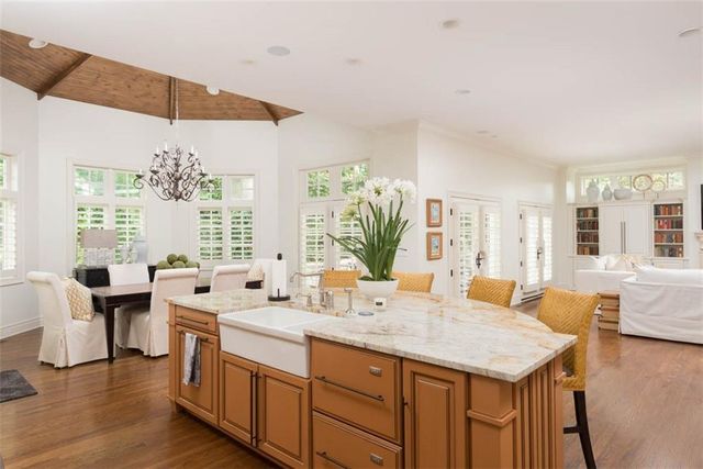 11125 Brookwood Street, Leawood, KS 66211