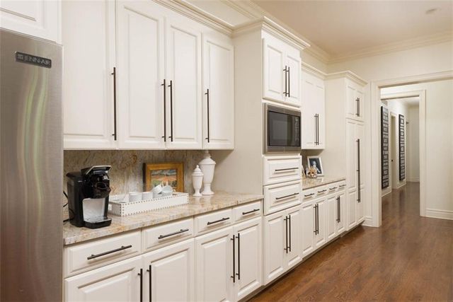 11125 Brookwood Street, Leawood, KS 66211