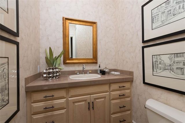 11125 Brookwood Street, Leawood, KS 66211